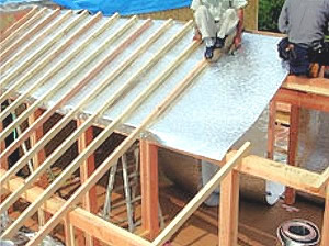 屋根の垂木下への施工